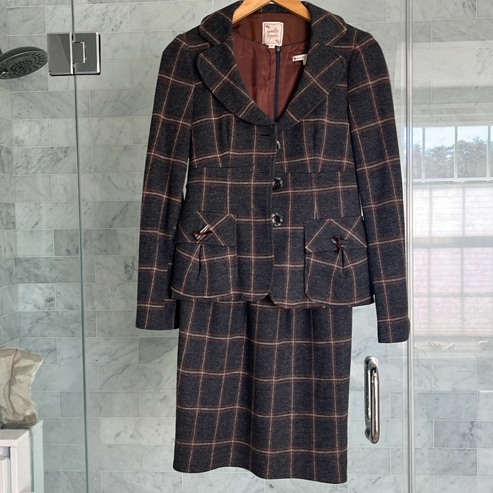 Beautiful vintage wool Nanette Lepore skirt suit. EUC - no tags. 🦌 🍁